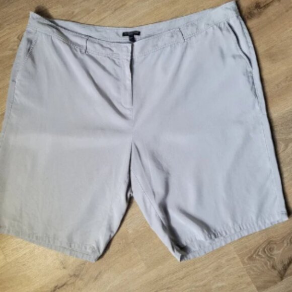 NWOT Eileen Fisher Women's 100% Tencel Tan Gray Shorts 2X Lightweight 4 Pocket - Picture 1 of 6